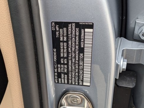 Certified 2025 Porsche Macan image 30