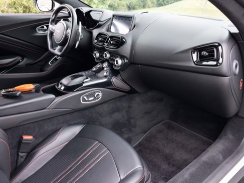 Used 2021 Aston Martin V8 Vantage Coupe image 33