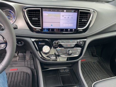 Used 2023 Chrysler Pacifica Limited w/ S Appearance Package image 17