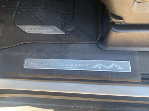 Used 2022 Chevrolet Suburban High Country image 17