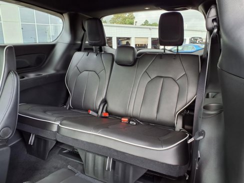 New 2026 Chrysler Pacifica Limited image 7