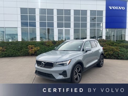 Used 2025 Volvo XC40 B5 Core image 1