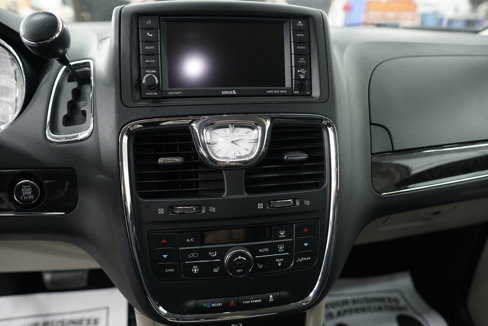 Used 2015 Chrysler Town & Country Touring-L w/ Driver Convenience Group image 25
