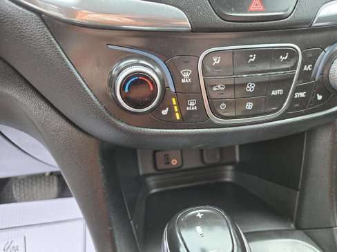 Used 2018 Chevrolet Equinox LT image 16