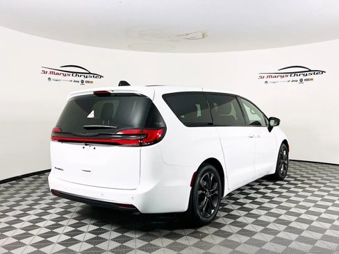 New 2026 Chrysler Pacifica Select image 8
