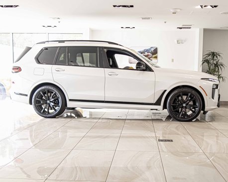 Used 2025 BMW X7 M60i w/ Climate Comfort Package image 9