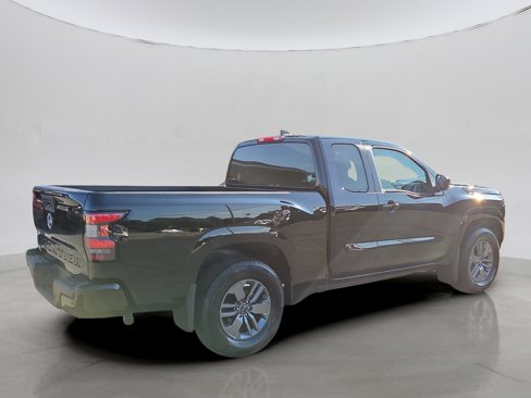 Used 2025 Nissan Frontier SV image 7