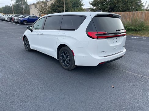 Used 2023 Chrysler Pacifica Limited w/ S Appearance Package image 4