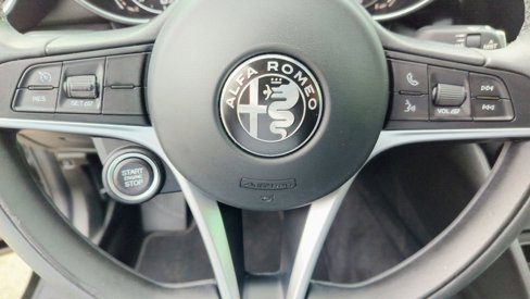 Used 2017 Alfa Romeo Giulia image 15