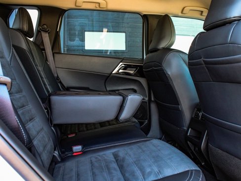 New 2025 Mitsubishi Outlander SE image 39