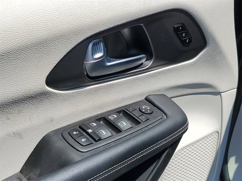 Used 2023 Chrysler Pacifica Touring-L image 9