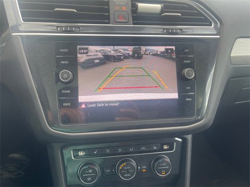 Used 2021 Volkswagen Tiguan SE w/ Panoramic Sunroof Package image 18