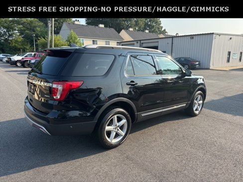 Used 2017 Ford Explorer XLT image 3
