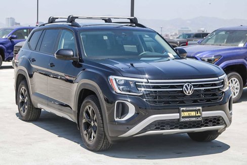 New 2025 Volkswagen Atlas Peak Edition SE image 3