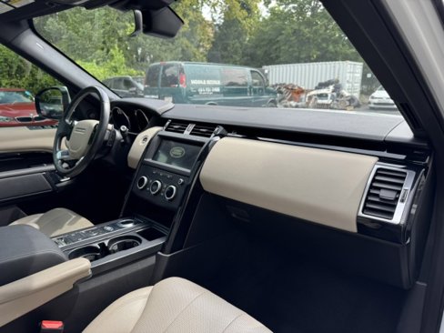 Used 2019 Land Rover Discovery SE image 31