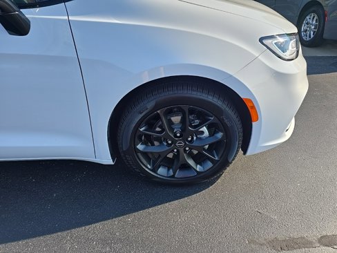 New 2026 Chrysler Pacifica Limited image 10