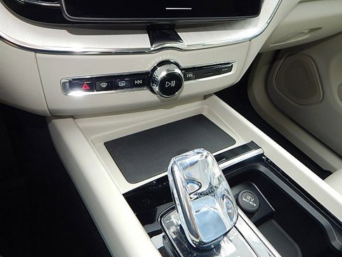 New 2026 Volvo XC60 T8 Ultra w/ Protection Package Premier image 18