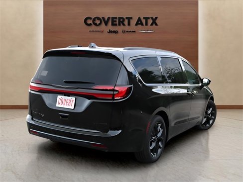New 2026 Chrysler Pacifica Limited image 5