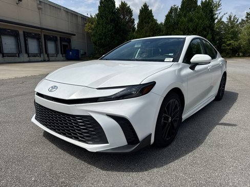 Used 2025 Toyota Camry SE image 1