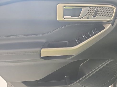 Used 2023 Ford Explorer Limited image 3
