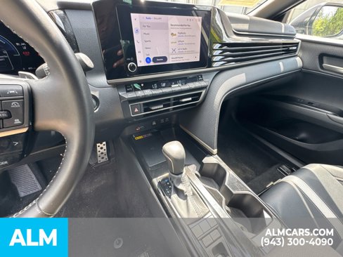 Used 2025 Toyota Camry SE image 35