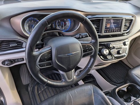 Used 2018 Chrysler Pacifica Touring-L image 15