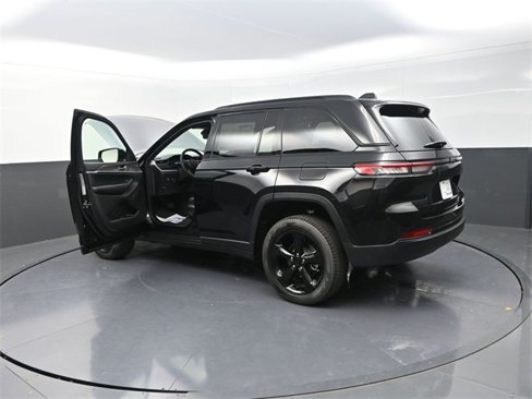 New 2025 Jeep Grand Cherokee Limited w/ Black Appearance Package image 29