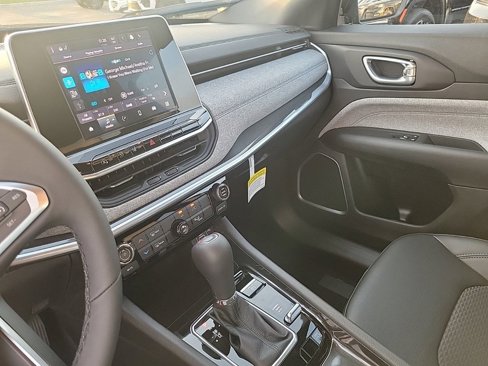 New 2025 Jeep Compass Latitude image 18