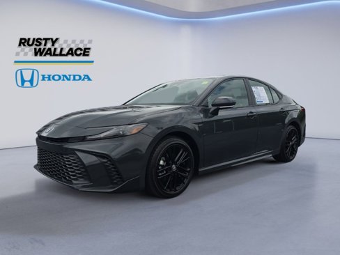 Used 2025 Toyota Camry SE image 1