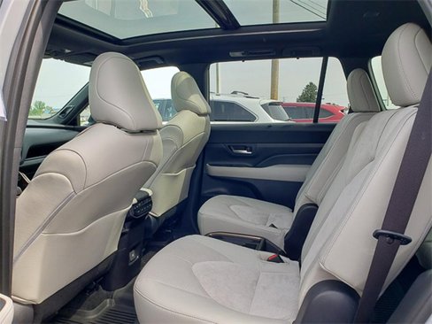 Used 2025 Toyota Grand Highlander AWD Hybrid image 19