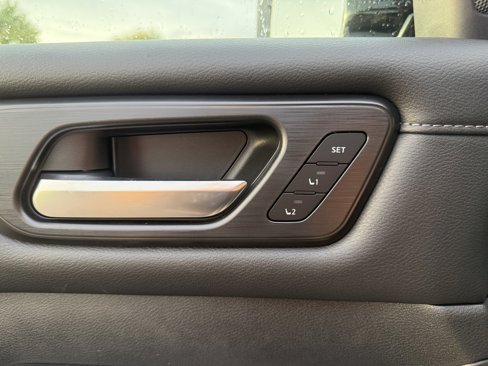 New 2026 Nissan Armada SL w/ Captain's Chari Seat Package image 18