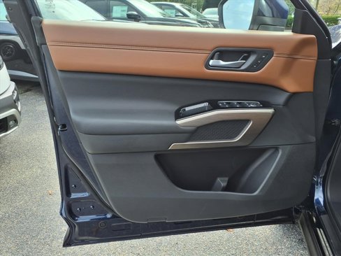 New 2025 Nissan Pathfinder Platinum image 13