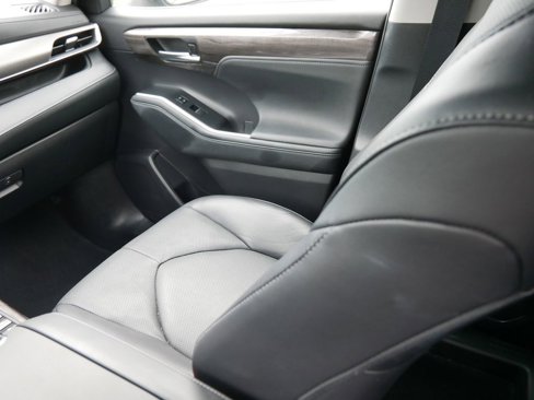 Used 2023 Toyota Highlander Limited image 18