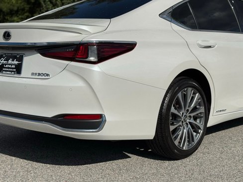 Used 2020 Lexus ES 300h w/ Premium Package image 15