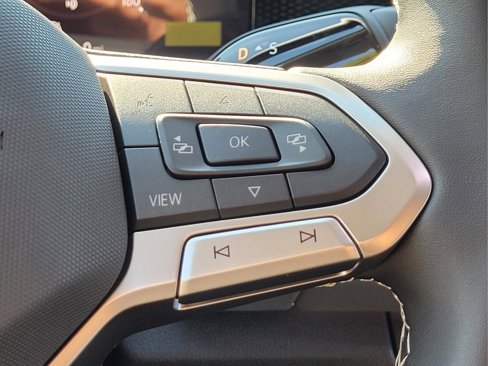 New 2025 Volkswagen Tiguan SE image 18