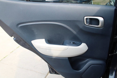Used 2022 Hyundai Venue Limited image 9