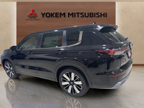 New 2025 Mitsubishi Outlander SE image 3