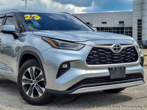 Used 2023 Toyota Highlander XLE image 2
