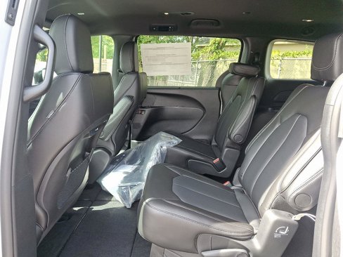 New 2026 Chrysler Pacifica Select image 6