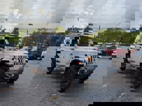 Used 2019 Jeep Wrangler Unlimited Sahara image 2