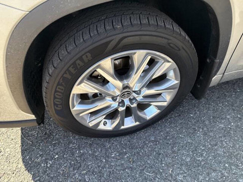 Used 2020 Toyota Highlander Limited image 3
