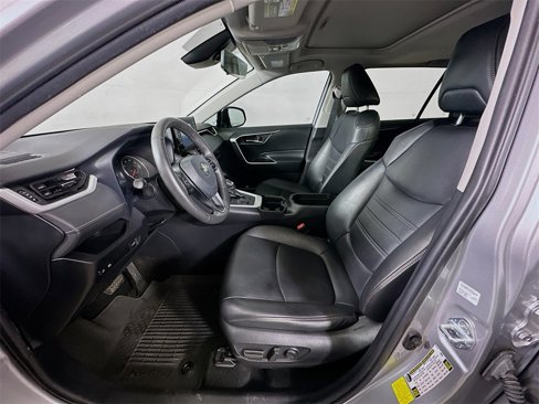 Used 2021 Toyota RAV4 XLE Premium image 14