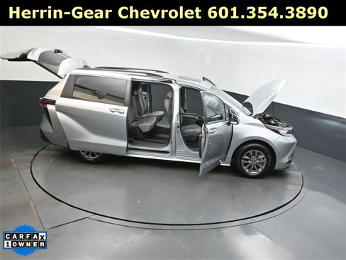 Used 2023 Toyota Sienna XLE image 41