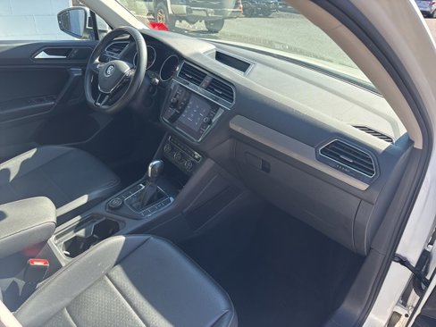 Used 2021 Volkswagen Tiguan SE w/ Panoramic Sunroof Package image 12