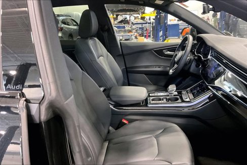 Certified 2025 Audi Q8 Premium image 7