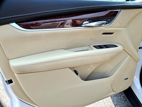 Used 2018 Cadillac XT5 Luxury w/ Driver Awareness Package image 15