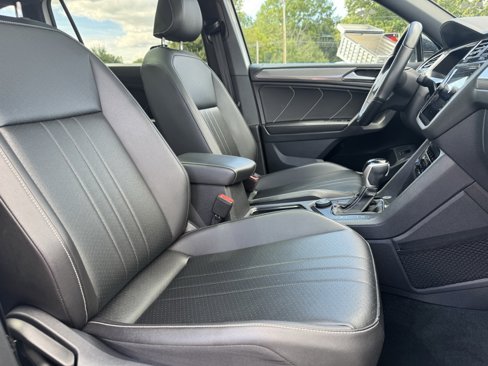 Used 2022 Volkswagen Tiguan SE R-Line image 16