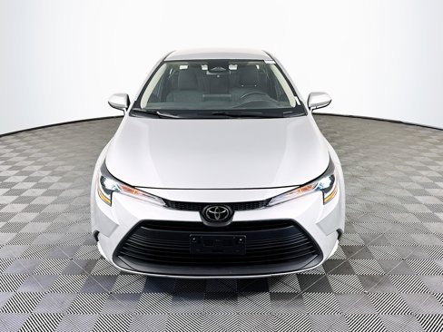 Used 2025 Toyota Corolla LE image 2