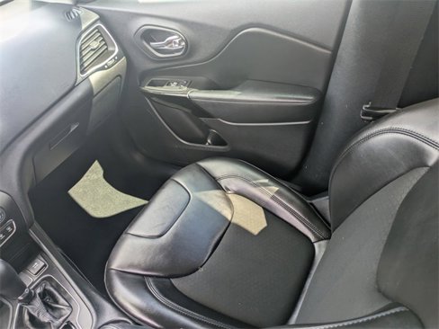 Used 2020 Jeep Cherokee Latitude Plus image 19