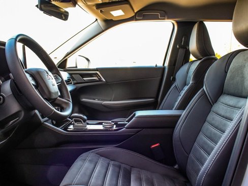New 2025 Mitsubishi Outlander SE image 31